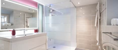 Shower, hair dryer, towels