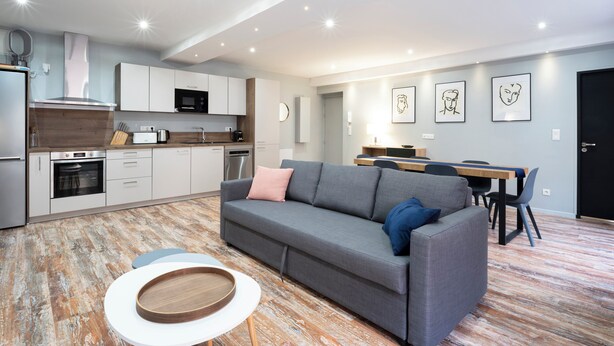 A modern apartment with a kitchen, dining area, and living room. - Rock in Share - Les Ponts (Nancy)