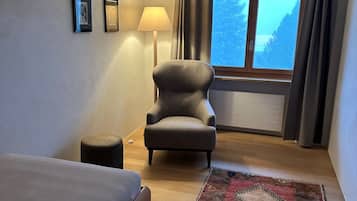 5 chambres, bureau, fer et planche Ă  repasser, lit parapluie