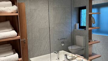 Dusche, Haartrockner, Handtücher, Seife