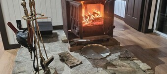 Cozy 3-bedroom cabin in Woodbury. With Brook and mountain to enjoy.