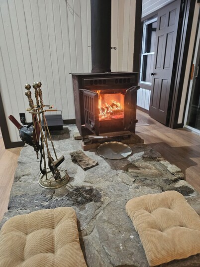 Cozy 3-bedroom cabin in Woodbury. With Brook and mountain to enjoy.