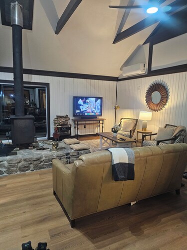 Cozy 3-bedroom cabin in Woodbury. With Brook and mountain to enjoy.