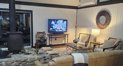 Cozy 3-bedroom cabin in Woodbury. With Brook and mountain to enjoy.