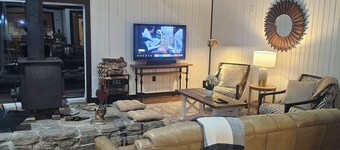 Cozy 3-bedroom cabin in Woodbury. With Brook and mountain to enjoy.