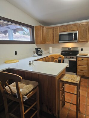 Microwave, oven, stovetop, cookware/dishes/utensils
