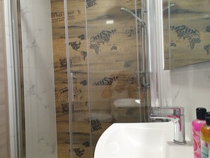 Dusj, hårføner, håndklær og såpe