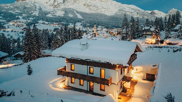 A snow-covered mountain village with a prominent mountain range in the background. - Villa Alessandra Vista Mare (Salerno)