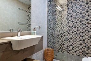 Dusche, Haartrockner, Handtücher