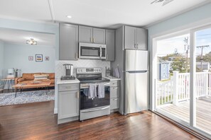 Køleskab, mikrobølgeovn, ovn, kogeplade