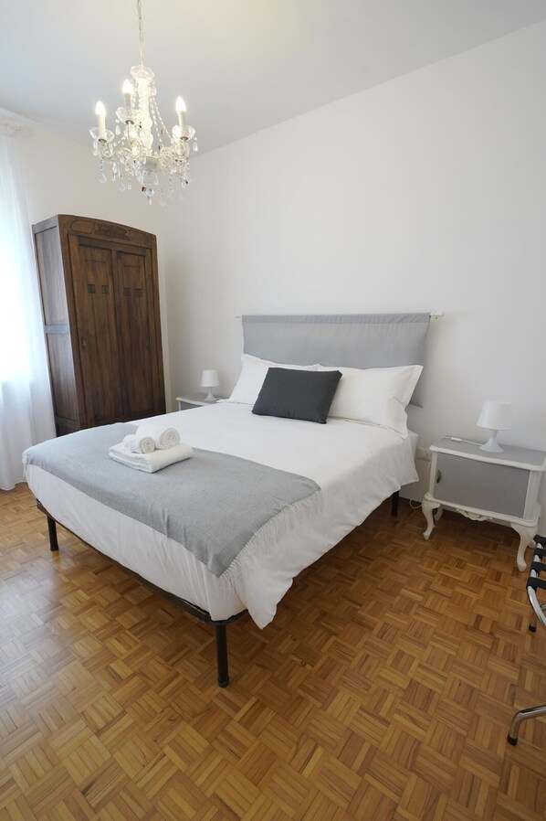 1 habitación, tabla de planchar con plancha, wifi y ropa de cama 