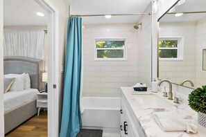 Douche, sèche-cheveux, serviettes fournies, shampoing