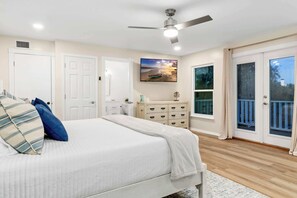 4 bedrooms, desk, iron/ironing board, WiFi - Disco Spa | 4MBR | Boat Lift | King Bds | Htd Pool (Indian Rocks Beach)