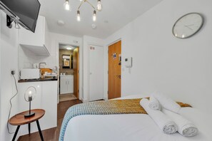 Iron/ironing board, travel cot, WiFi, bed sheets