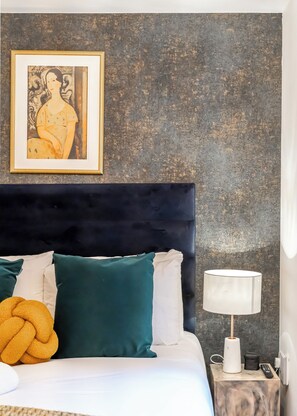 Iron/ironing board, travel crib, WiFi, bed sheets