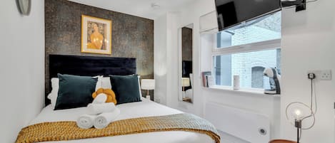 Tabla de planchar con plancha, cuna de viaje, wifi y ropa de cama