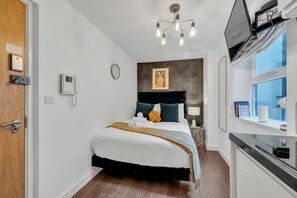 Iron/ironing board, travel crib, WiFi, bed sheets