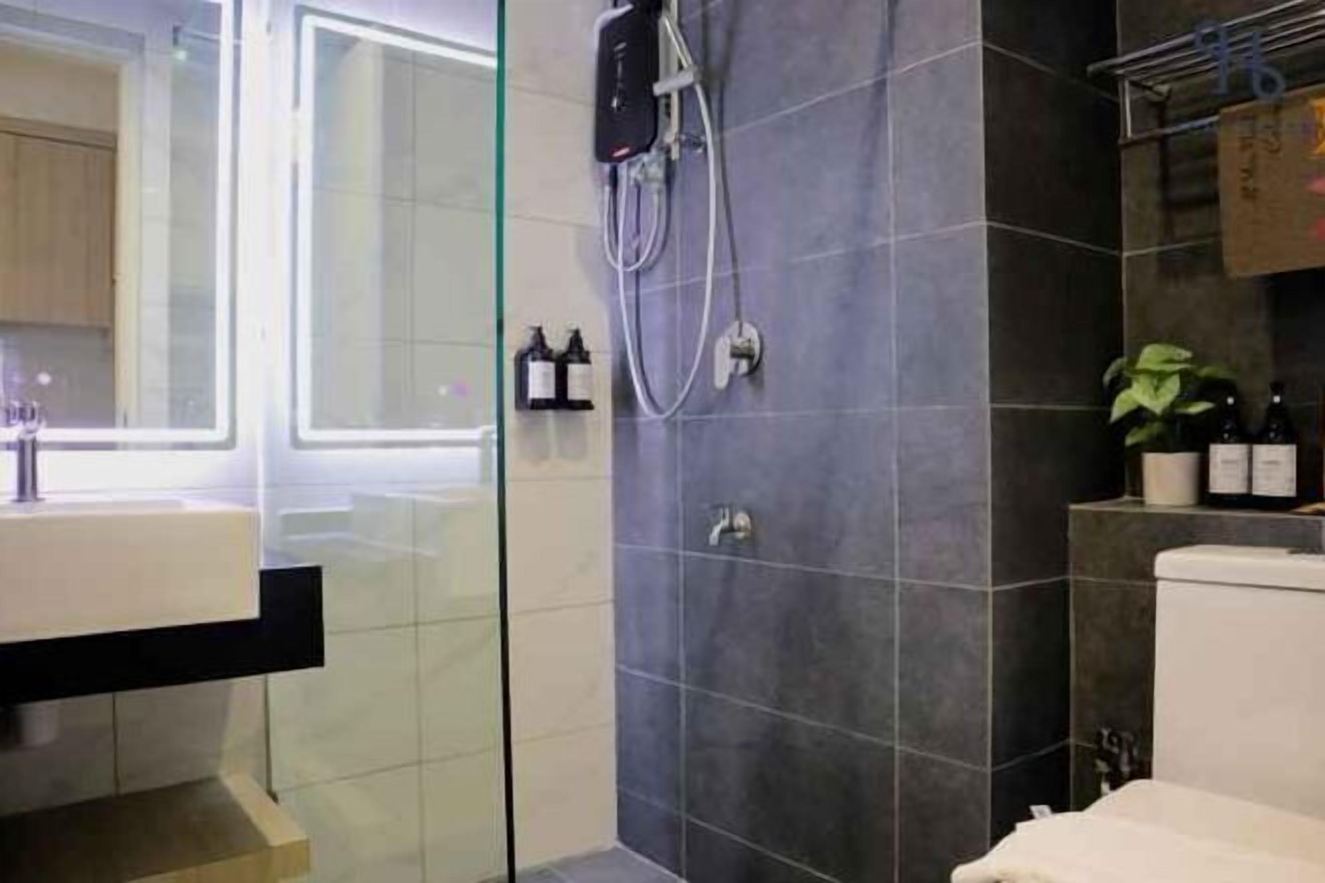 Bilik Mandi | Pancuran mandi, kelengkapan dandanan diri percuma, pengering rambut 