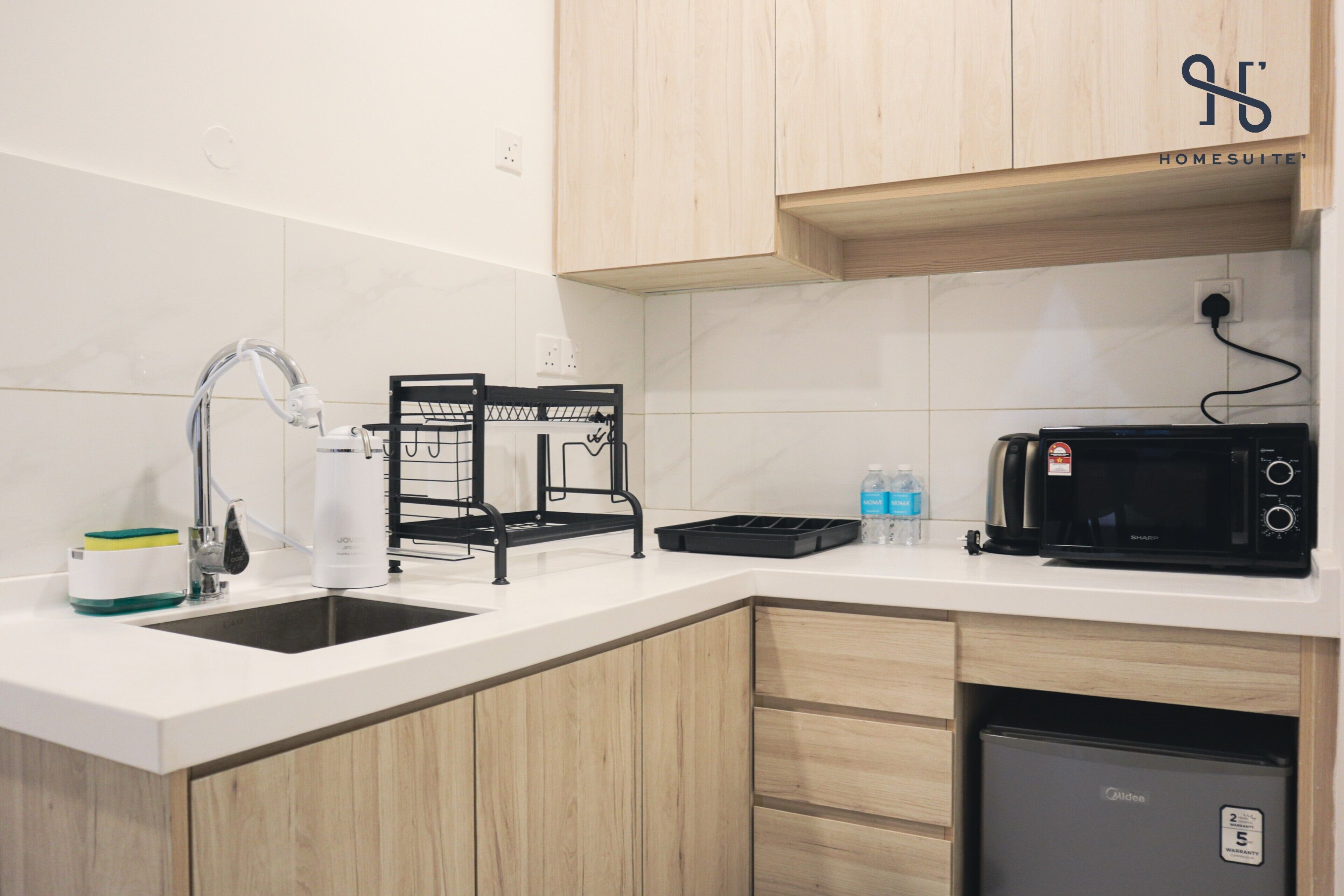Deluxe-studio, kaupunkinäköala | Yksityinen keittiö | Kahvin-/teenkeitin, minijääkaappi, mikroaaltouuni, liesi