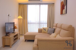 シティ スイート シティビュー | リビング エリア | 50 インチのスマートテレビ (デジタル放送視聴可)、Netflix、ストリーミングサービス