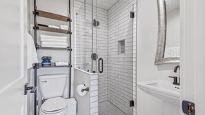 Douche, séchoir à cheveux, serviettes fournies, savon