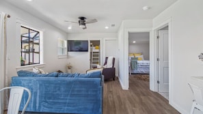 2 habitaciones, tabla de planchar con plancha y cuna de viaje 