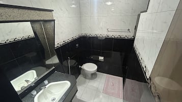 Suite | Bathroom | Free toiletries, towels, soap, shampoo