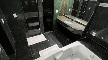 Suite | Bathroom | Free toiletries, towels, soap, shampoo