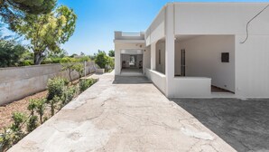A modern building with a concrete pathway leading to a door. - Escape to Apulia by BarbarHouse (Pulsano)