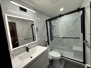 Shower, hair dryer, bidet, towels - Classic 3 Bed 2 Bath Home With Parking : 2 min LGA, 15 min JFK, 20 min Manhattan (Queens)