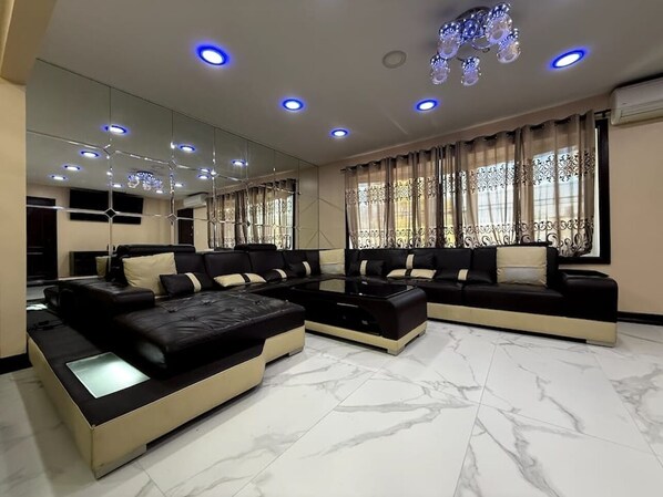 Interior - Classic 3 Bed 2 Bath Home With Parking : 2 min LGA, 15 min JFK, 20 min Manhattan (Queens)