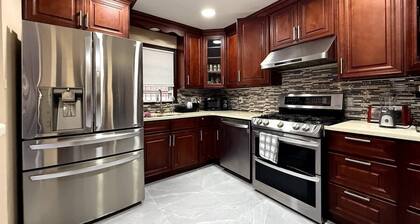 Classic 3 Bed 2 Bath Home With Parking : 2 min LGA, 15 min JFK, 20 min Manhattan