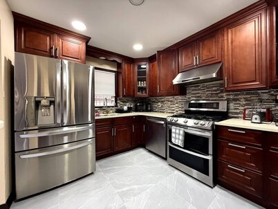 Classic 3 Bed 2 Bath Home With Parking : 2 min LGA, 15 min JFK, 20 min Manhattan