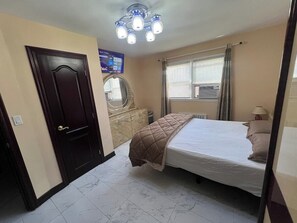 3 bedrooms, iron/ironing board, free WiFi, bed sheets - Classic 3 Bed 2 Bath Home With Parking : 2 min LGA, 15 min JFK, 20 min Manhattan (Queens)