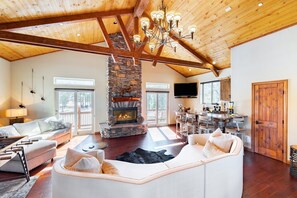 House | 5 bedrooms - Fox Whisper Lodge by Avantstay 10mins to Slopes (Big Bear City)