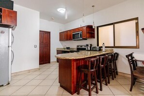 Mikrobølgeovn, ovn, kokeplater og oppvaskmaskin