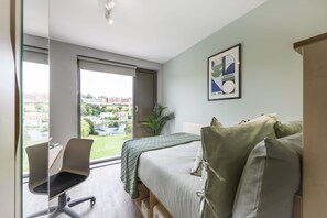 Escritorio, wifi gratis y ropa de cama 