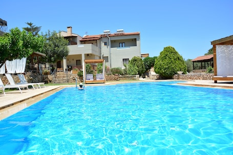 Outdoor pool. Elianthos Villas / Villa Sage 🍃
