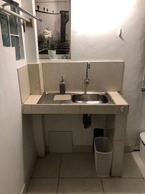 ヘアドライヤー、タオル、石鹸、トイレットペーパー