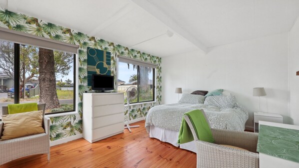 3 bedrooms, iron/ironing board, free WiFi, bed sheets - Hazel Hut -12 Hazel Street, Goolwa Beach (Goolwa Beach)