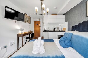 Schreibtisch, Bügeleisen/Bügelbrett, Reisekinderbett, WLAN