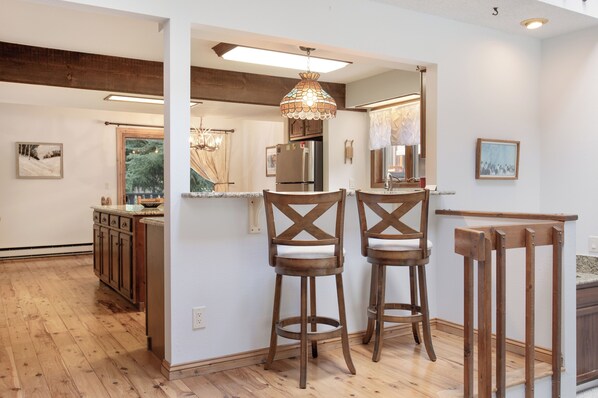 Dining - The Hummingbird Lodge  (Avon)