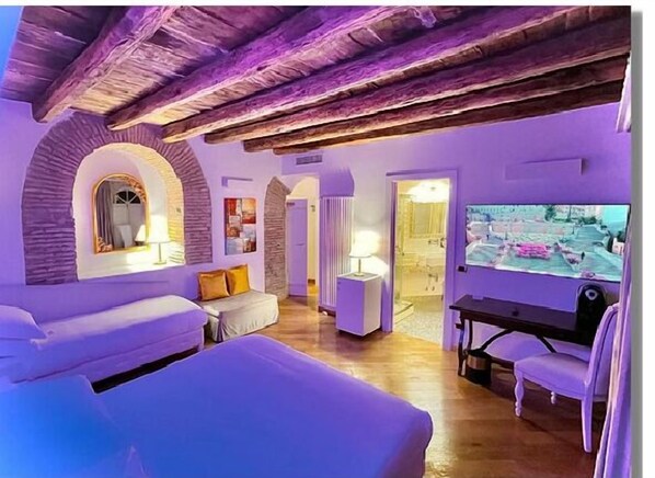 Deluxe vierpersoonskamer (Pantheon) | Een kluis op de kamer, een bureau, geluiddichte muren