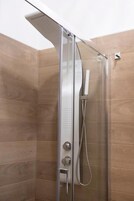 Accappatoio, pantofole, bidet