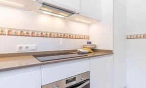 Frigorífico, microondas, horno y placa de cocina