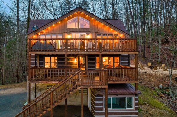 Exterior - 3200 SQFT Massive Mountain Monster w/ a View! (Sevierville)