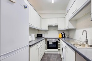 Réfrigérateur, micro-ondes, plaque de cuisson, bouilloire électrique