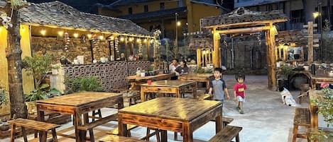 Breakfast, lunch, dinner served; alfresco dining