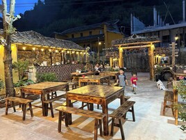 Se sirven desayunos y almuerzos, restaurante con mesas al aire libre 