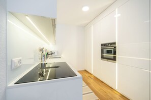 Refrigerador, microondas, horno, placa de cocina